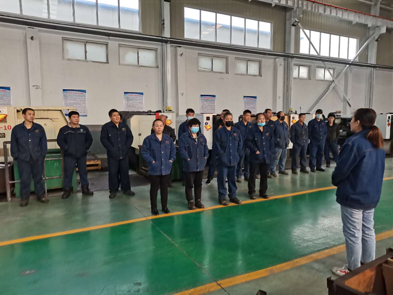 公司召開(kāi)2022年安全生產(chǎn)工作會(huì)議-03月11日上午，公司召開(kāi)2022年安全生產(chǎn)工作會(huì)議，總結(jié)2021年安全生產(chǎn)工作，部署2022年安全生產(chǎn)重點(diǎn)任務(wù)。公司各級(jí)領(lǐng)導(dǎo)班子、各部室及負(fù)責(zé)人、安全總監(jiān)及安全員等參加會(huì)議,會(huì)議由公司經(jīng)理張世立主持。 會(huì)上，公司安全總監(jiān)袁振水作《2022年安全生產(chǎn)工作報(bào)告》?？偨Y(jié)了2021年的安全管理總體工作，分析了2022年安全管理所面臨的形勢(shì)，提出了公司2022年安全生產(chǎn)工作總體思路和重點(diǎn)工作。從十個(gè)方面進(jìn)行了工作部署◆ 持續(xù)提升安全生產(chǎn)思想認(rèn)識(shí)，進(jìn)一步樹(shù)牢安全發(fā)展理念?！?突出主體責(zé)任落實(shí)，抓好三年行...